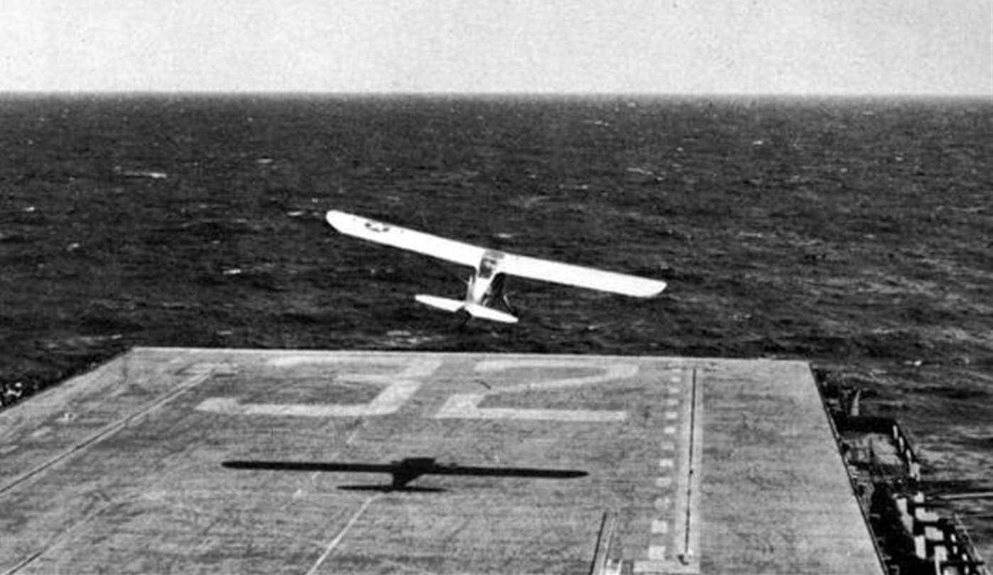 1950年3月,一架斯廷森L-5「哨兵」从「莱特」号航空母舰(USS Leyte,CV-32)起飞。战后美军仍以航母搭载L-5执行联络与观测任务。