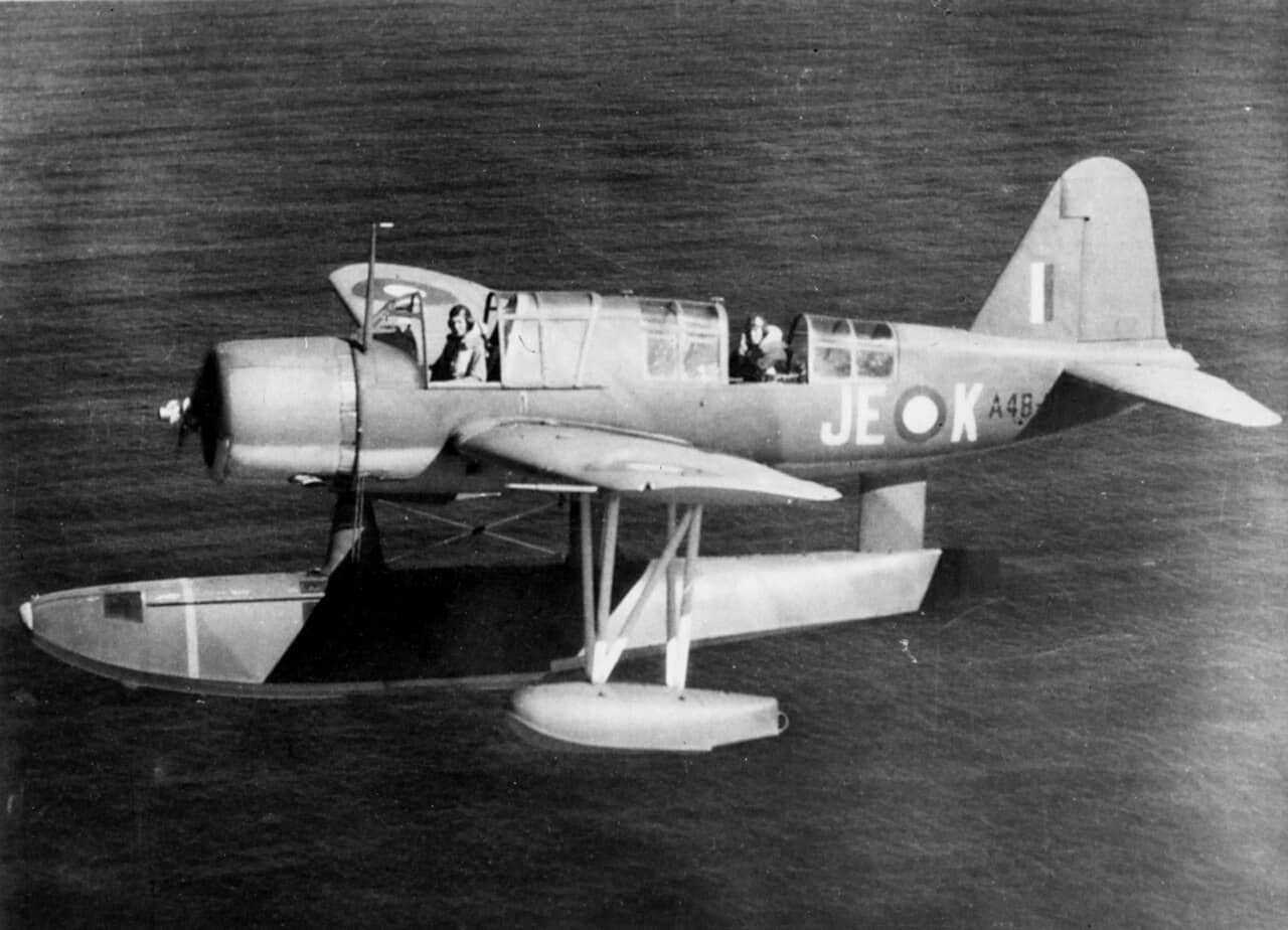 一架飞行中的澳大利亚皇家空军的沃特OS2U「翠鸟」水上飞机。注：1943年至1945年间，澳大利亚皇家空军第107中队曾在新南威尔士州的拉斯迈恩斯（Rathmines）空军基地和圣乔治湾（St. Georges Basin）部署过18架此款OS2U型飞机。
