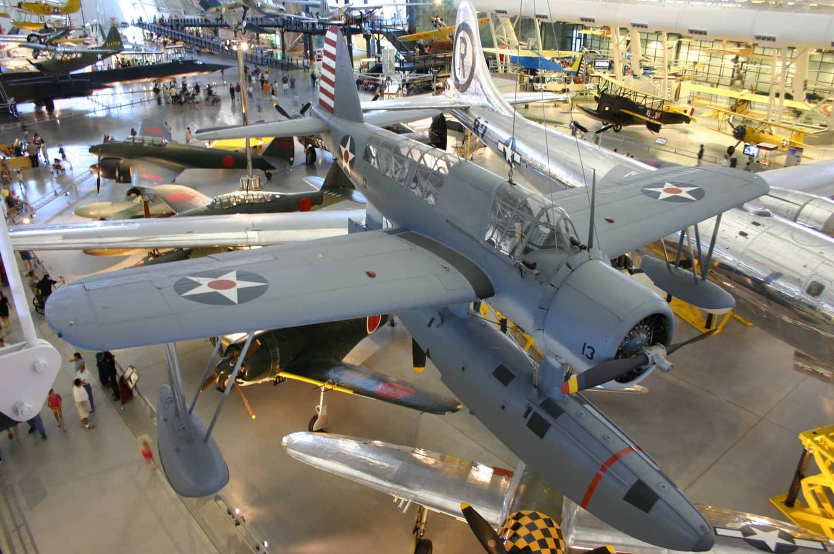 在华盛顿杜勒斯国际机场史蒂文·F·乌德瓦-哈齐中心（Steven F. Udvar-Hazy Center）展出的OS2U「翠鸟」水上飞机。