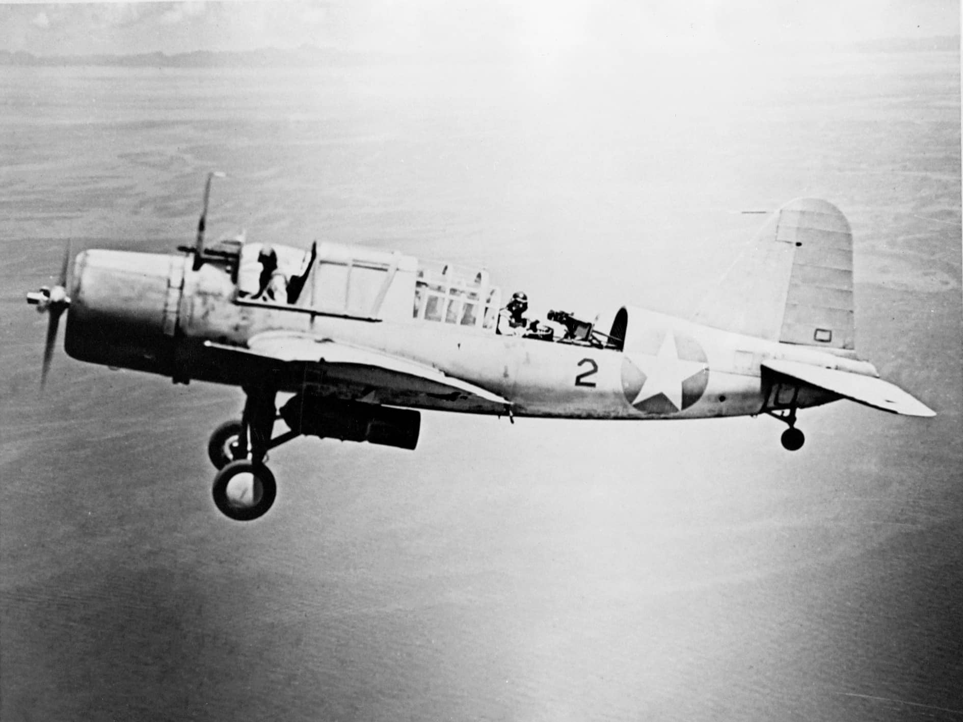 1942年，加勒比海上空，一架OS2U-3「翠鸟」正在护航巡逻，监视海域中的德军潜艇。岸基翠鸟中队与反潜巡逻机共同守卫西大西洋航线。