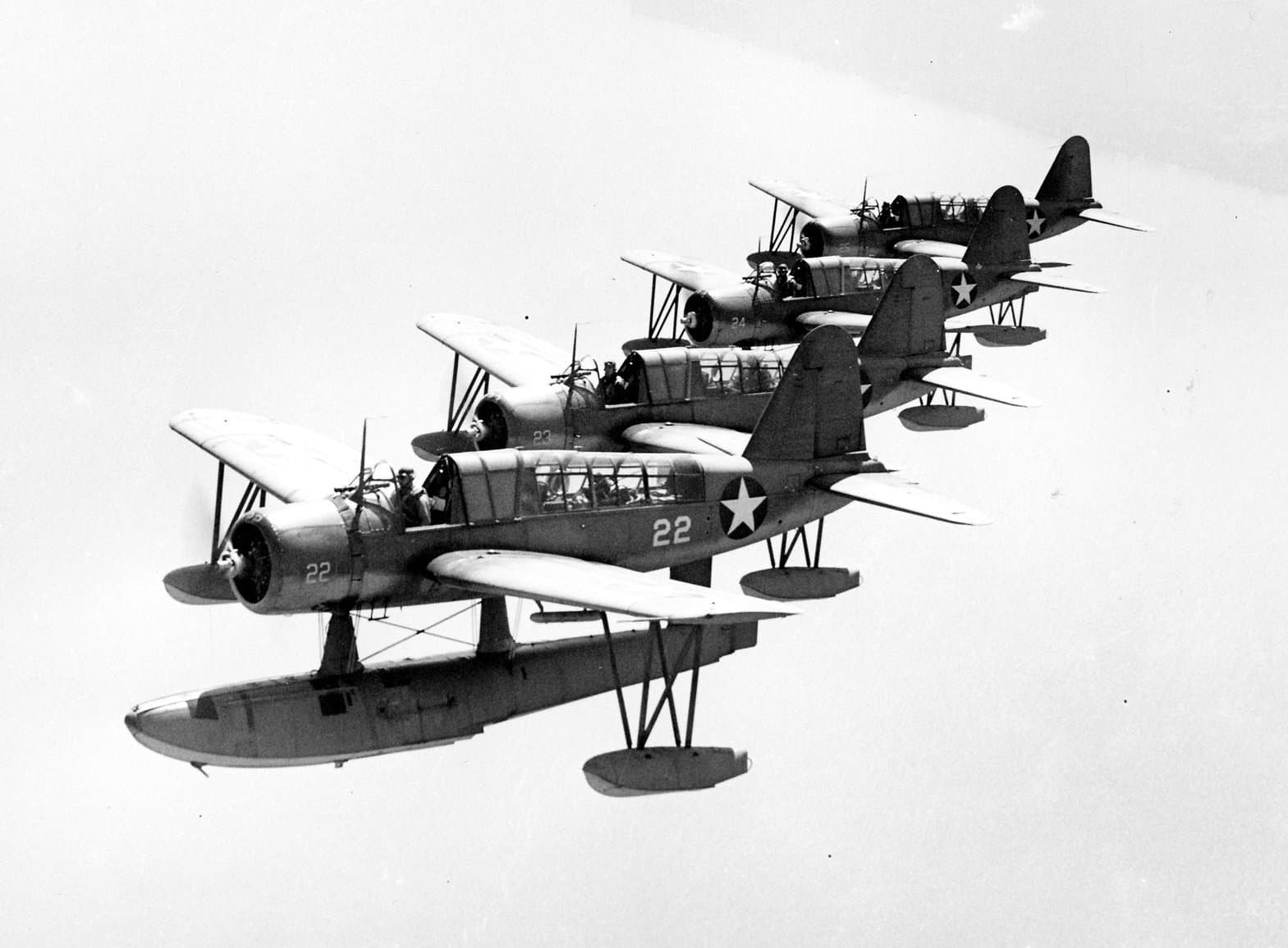 1943年，在杰克逊维尔海军航空站（NAS Jacksonville）上空进行四机编队飞行的OS2U「翠鸟」水上飞机。