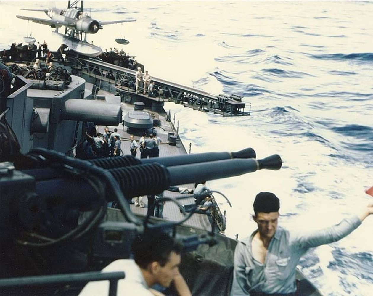 1943年10月，在对马库斯岛（Marcus Island）的突袭行动中，美国海军「莫比尔」号（USS Mobile，CL-63）巡洋舰正准备从其左舷弹射器起飞一架沃特OS2U「翠鸟」水上飞机。注意前景中的40毫米双联装高射炮位，炮位内有一名人员正手持一面红旗发出指令。