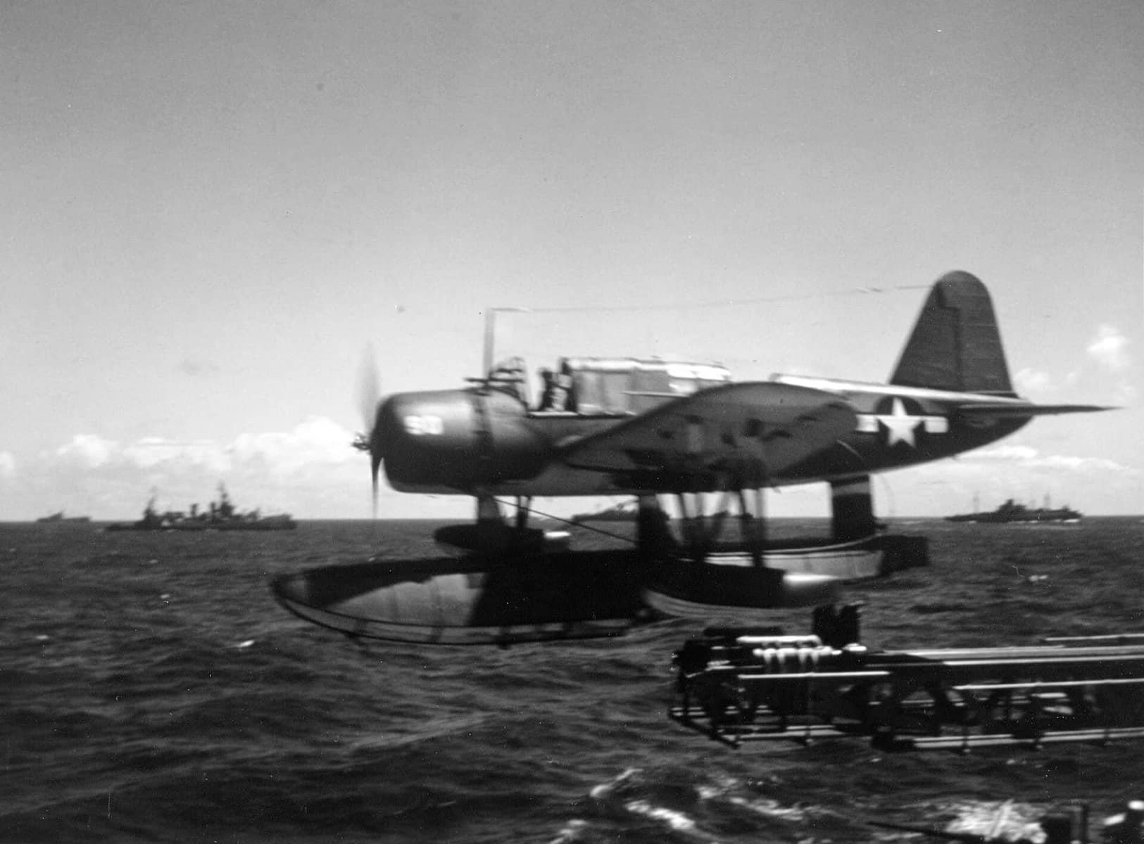 1944年，美国海军「昆西」号重巡洋舰（CA-71）上，一架OS2U「翠鸟」正从舰艉弹射器起飞。太平洋战场上，翠鸟伴随巡洋舰执行炮火校射与远距侦察任务。