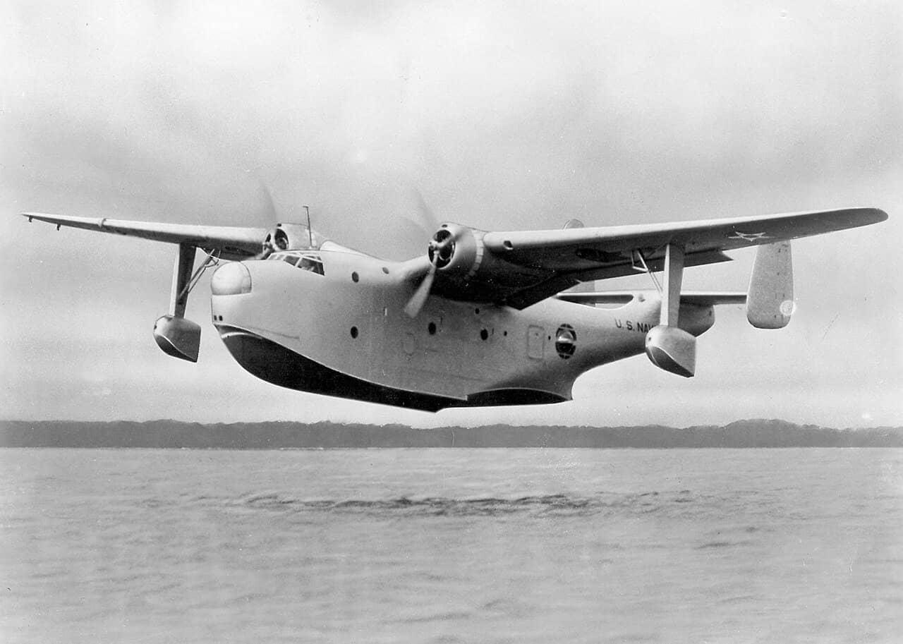 美国海军马丁XPBM-1「水手」原型机（Martin XPBM-1 Mariner，机身编号：BuNo 0796）飞行时的景象。该型飞机于1939年2月18日首飞，并于1940年9月正式投入服役。