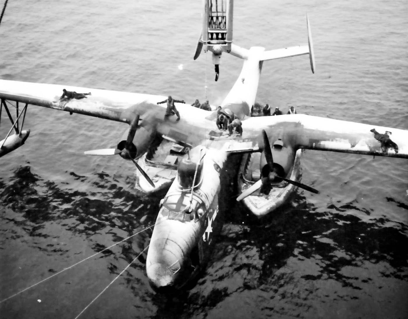 在南极「高跳行动」（Operation Highjump）期间，一架覆盖着积雪的美国海军马丁PBM-5「水手」水上飞机停靠在一艘母舰旁。注意，该机上的武器装备已被拆除。参与此次行动的水上飞机母舰包括「柯里塔克」号（USS Currituck，AV-7）和「派恩岛」号（USS Pine Island，AV-12）。