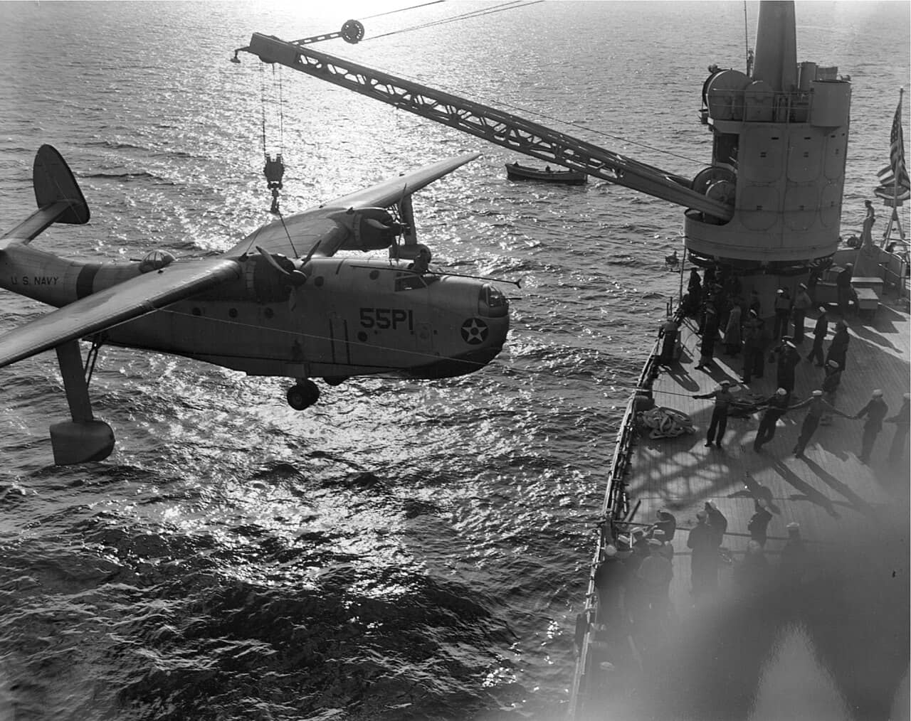 1941年，美国海军第55巡逻中队（VP-55）的一架马丁PBM-1「水手」水上飞机被吊装至水上飞机母舰「阿尔伯马尔」号（USS Albemarle，AV-5）上，机身着有中立巡逻（Neutrality Patrol）涂装。