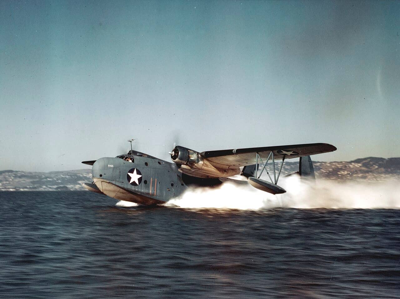 1942年至1943年间，一架美国海军马丁PBM-3R「水手」运输型水上飞机（BuNo 6465）正在起飞。此外，澳大利亚皇家空军第40、41中队亦以PBM-3R在西南太平洋执行运输任务。