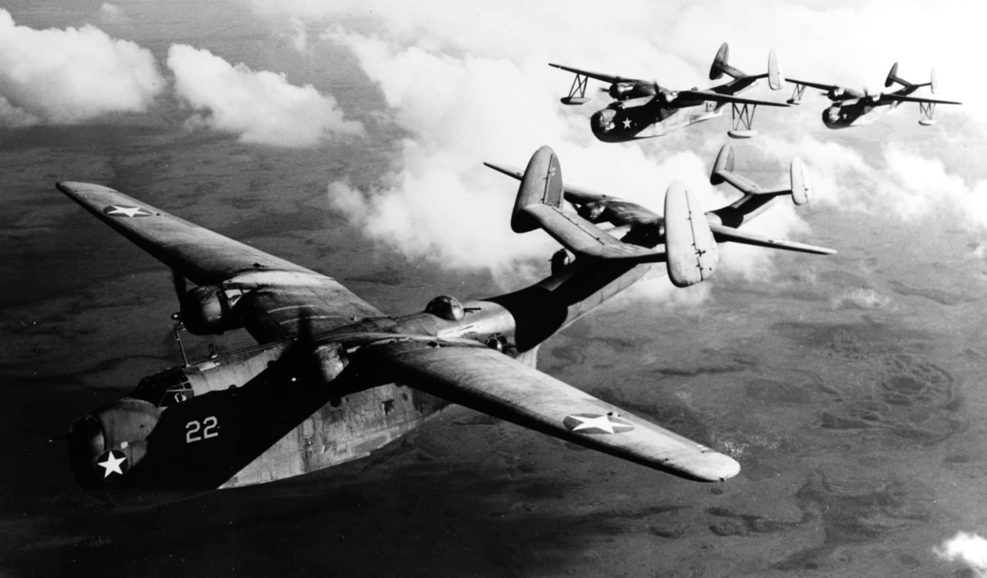 1943年3月，四架美国海军马丁PBM「水手」编队飞越美国东海岸，其中两架PBM-1未装翼尖浮筒、两架PBM-3装有翼尖浮筒。
