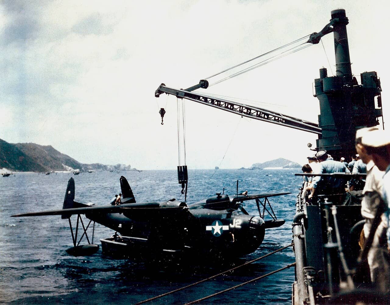 1945年4月至7月，「冲绳战役」期间，美国海军第26巡逻轰炸中队（VPB-26）的一架马丁PBM-5在冲绳庆良间列岛被吊装至水上飞机母舰「诺顿海峡」号（USS Norton Sound，AV-11）上。
