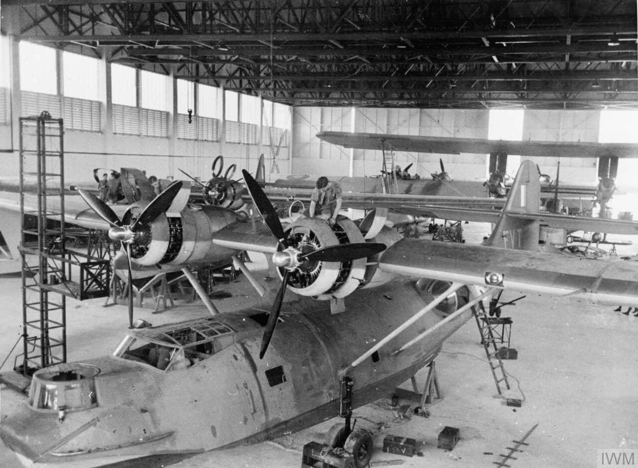 1941年年中，英国皇家空军第205中队的「卡特琳娜」Mk.I型飞机在新加坡实里达（Seletar）的机库内接受维护。在右侧背景中，可以看到该中队的一架「肖特·新加坡」（Short Singapore）Mk.III型双翼水上飞机——这正是「卡特琳娜」所要取代的机型。