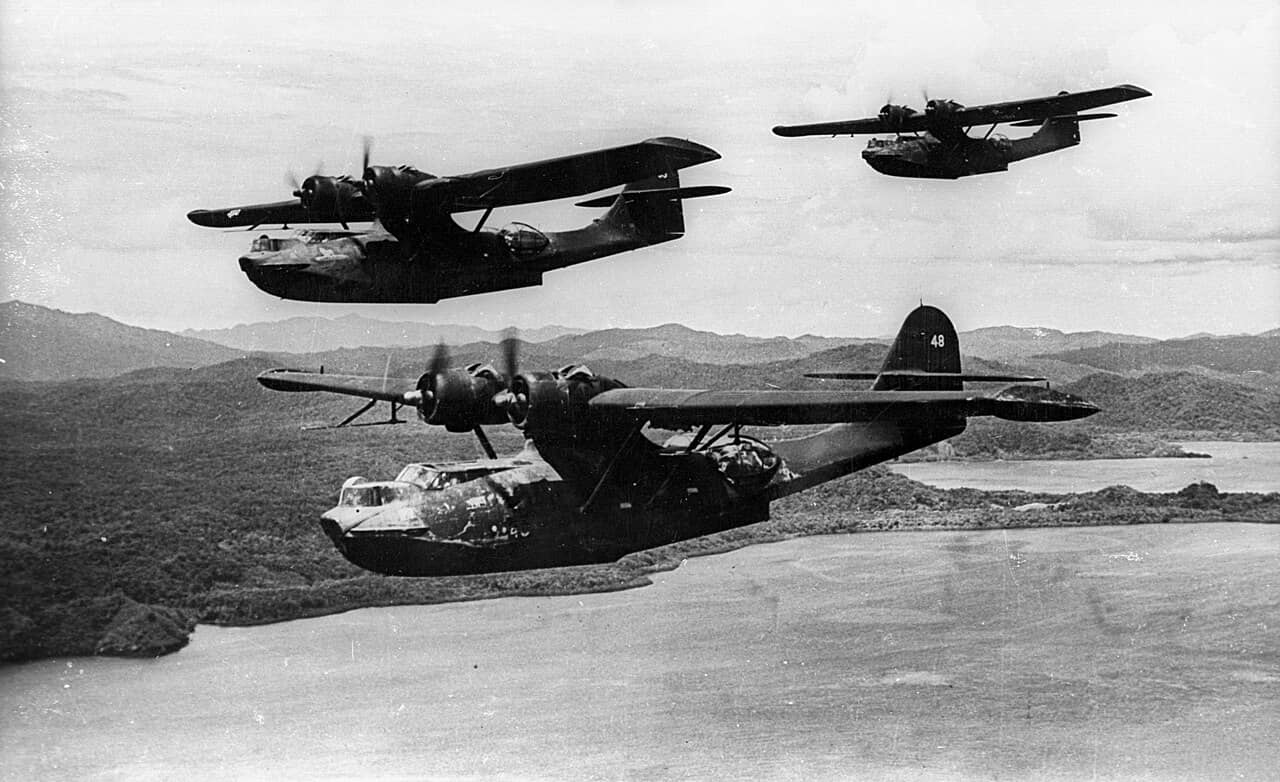 1943年12月，西南太平洋战区VP-52中队的3架PBY-5A「卡特琳娜」编队飞行；该中队以莫尔兹比港为基地执行「黑猫」夜间作战，参与对瓜岛及所罗门海域日军运输线的夜袭破交。