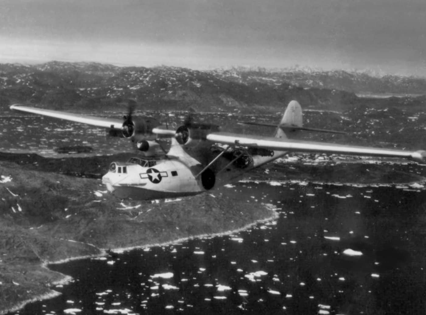 1945年，一架隶属于美国海岸警卫队VPB-6巡逻轰炸中队、装备雷达的PBY-5A「卡特琳娜」水上飞机在格陵兰岛纳萨尔苏阿克（Narssarsuak）峡湾上空飞行。请注意机翼下方的深水炸弹。注：VPB-6是一支美国海岸警卫队中队，于第二次世界大战期间（1943年10月5日至1945年7月12日）被动员服役。