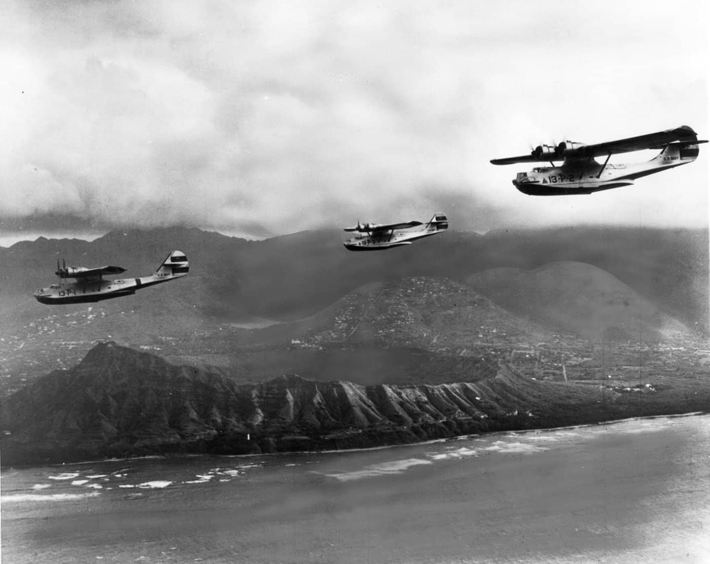 1939年9月30日，驻扎于珍珠港海军航空站的第13巡逻中队（VP-13）所属PBY-4「卡特琳娜」水上飞机编队飞越夏威夷钻石头山。