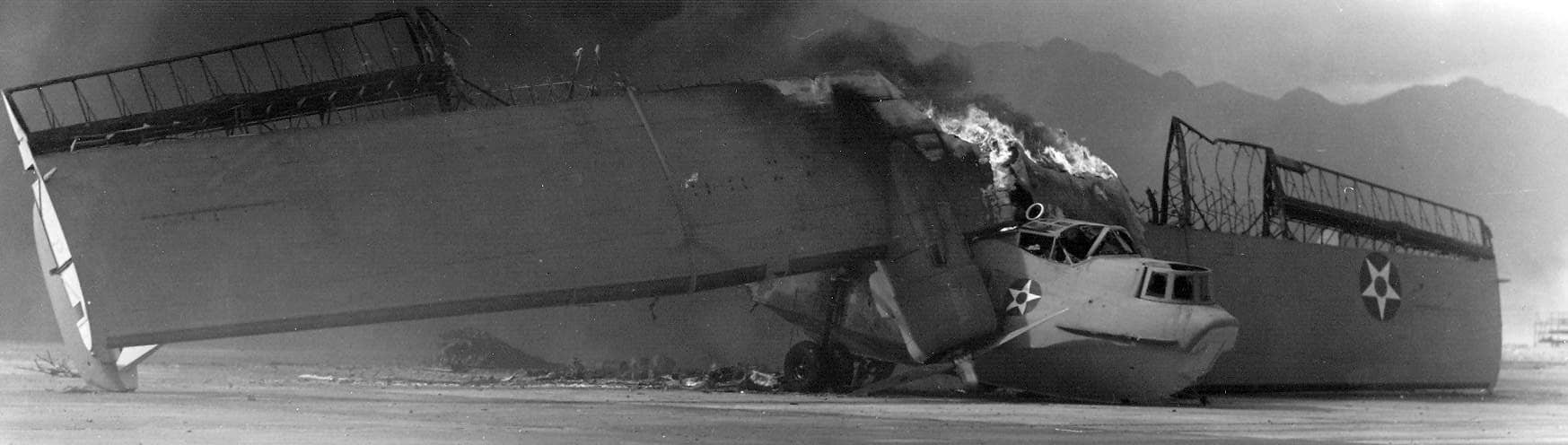 1941年12月7日，「珍珠港事件」中，一架停放在卡内奥赫湾海军航空站（NAS Kaneohe Bay）的联合PBY「卡特琳娜」水上飞机被日机攻击后正在燃烧。