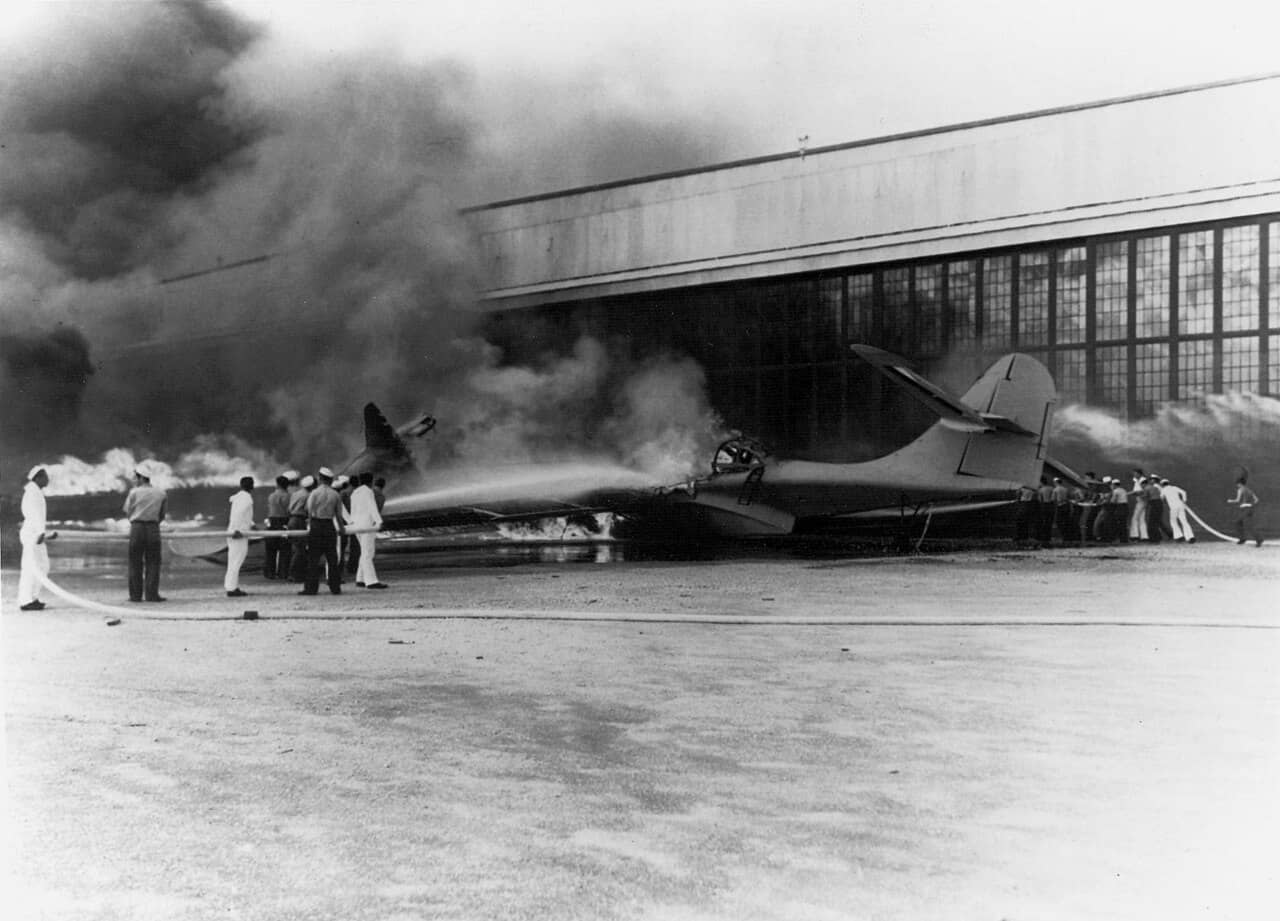 1941年12月7日，「珍珠港事件」当天，美国海军士兵在卡内奥赫湾海军航空站扑灭一架被日军击中的联合PBY「卡特琳娜」水上飞机上的大火。
