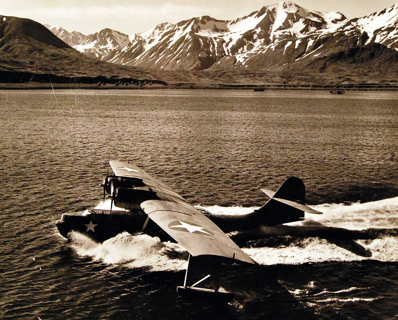 阿留申群岛作战期间（1942年6月至1943年8月），一架完成巡逻任务的联合PBY「卡特琳娜」返回阿图岛（Attu）锚地，其母船正停泊于港内。