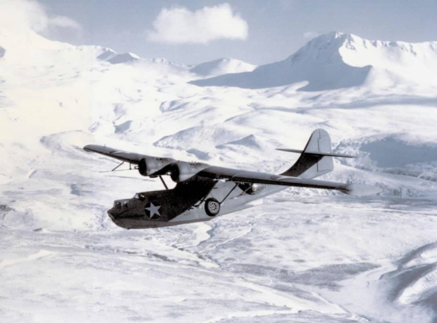 1943年3月，阿留申群岛上的一架隶属于VP-61巡逻中队的PBY-5A「卡特琳娜」水上飞机。当时，VP-61中队驻扎在阿拉斯加的乌姆纳克岛（Umnak Island）。