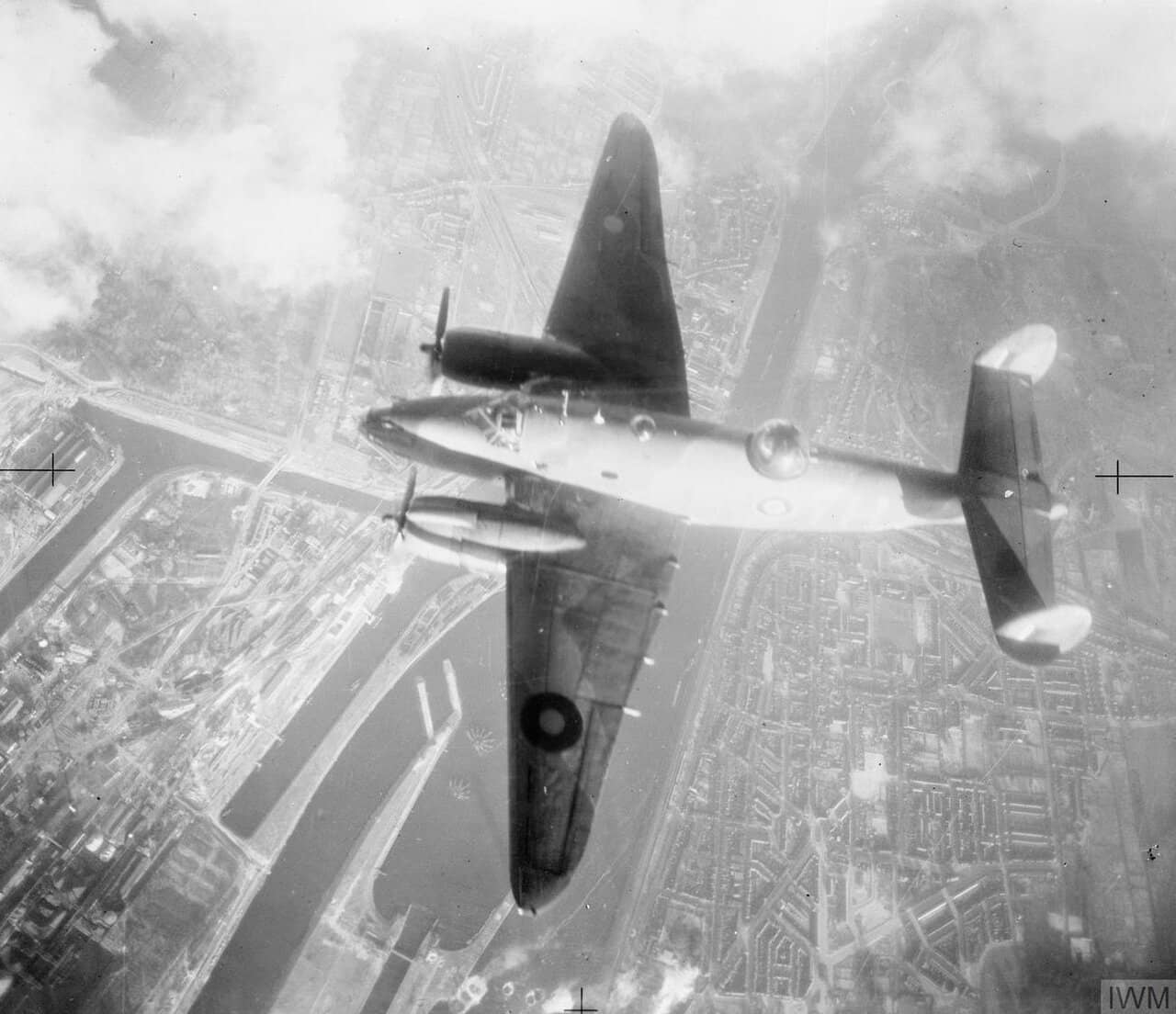 1943年2月13日，英国皇家空军第21中队的一架「文图拉」Mk.I（序列号AE742）在荷兰艾默伊登上空执行昼间轰炸，攻击皇家荷兰钢铁厂的焦炉设备。此前第21、464（澳大利亚）、487（新西兰）中队曾在1942年12月「牡蛎行动」中损失惨重。