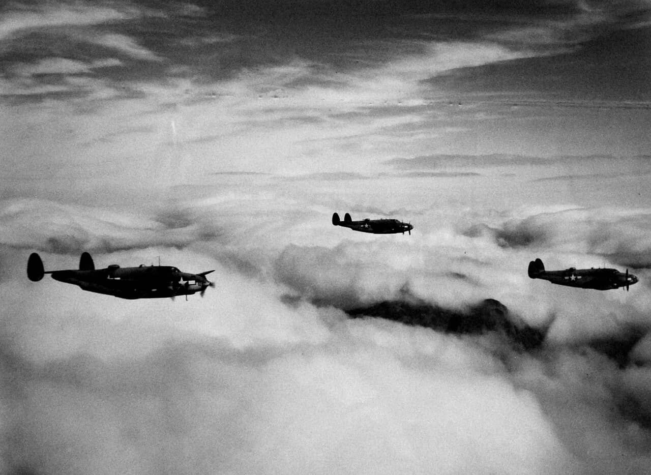 1943年8月15日「基斯卡岛登陆」当天，三架洛克希德PV-1「文图拉」在阿留申群岛基斯卡岛上空的云层之上巡逻警戒。照片由美国海军于1943年8月24日发布。