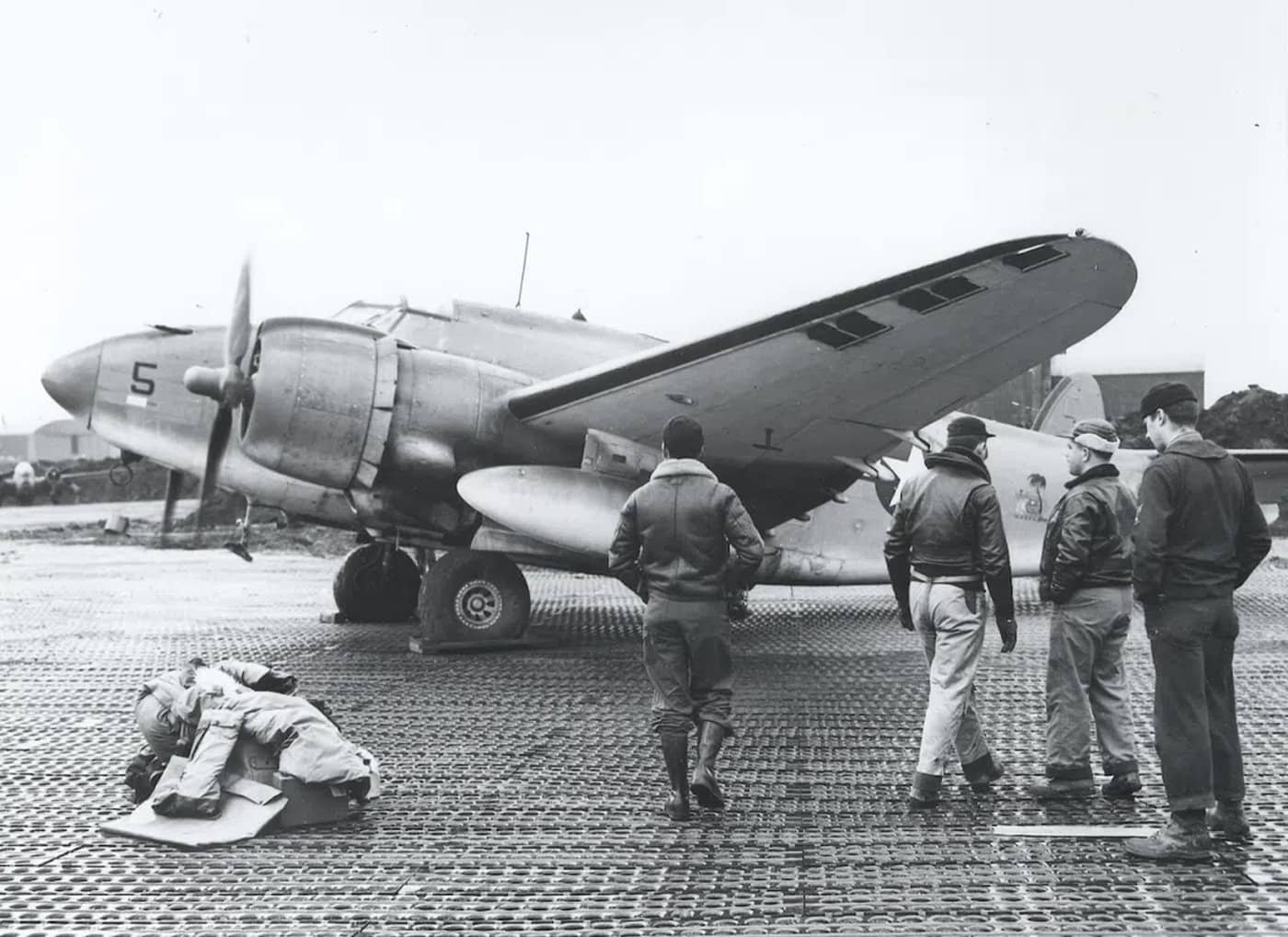 1944年夏季，隶属于VPB-135中队的一架PV-1「文图拉」巡逻机在执行完针对千岛群岛的侦察任务后，回到阿图岛（Attu）上的情景。该机装备了多种摄影器材，包括机鼻下方窗口处设有一台大型照相机，机腹枪位处装有一套三机位摄影装置，另外机组人员还配备了几台手持式照相机。