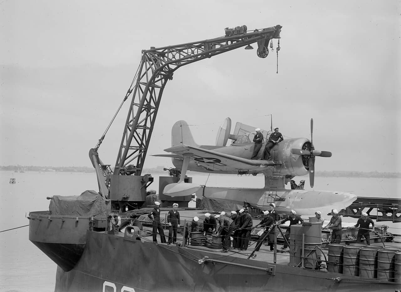 1944年12月31日,美国海军「伯明翰」号轻巡洋舰(CL-62)上正处于弹射器之上的柯蒂斯SC-1「海鹰」水上飞机。注意其左侧机翼处于折叠状态——这是为了使其能够容纳进如「印第安纳波利斯」号重巡洋舰(USS Indianapolis,CA-35)那样尺寸大小的半封闭机库内。