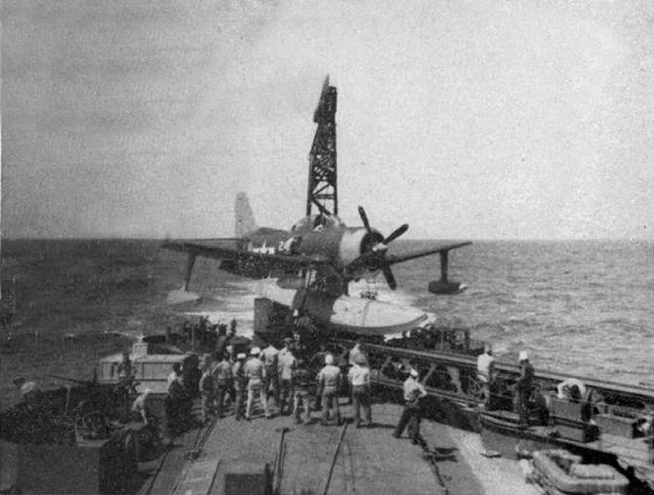 1945年4月,「冲绳战役」期间,美国海军重巡洋舰「威奇托」号(CA-45)在一次对岸炮击行动中准备弹射一架柯蒂斯SC-1「海鹰」水上飞机。