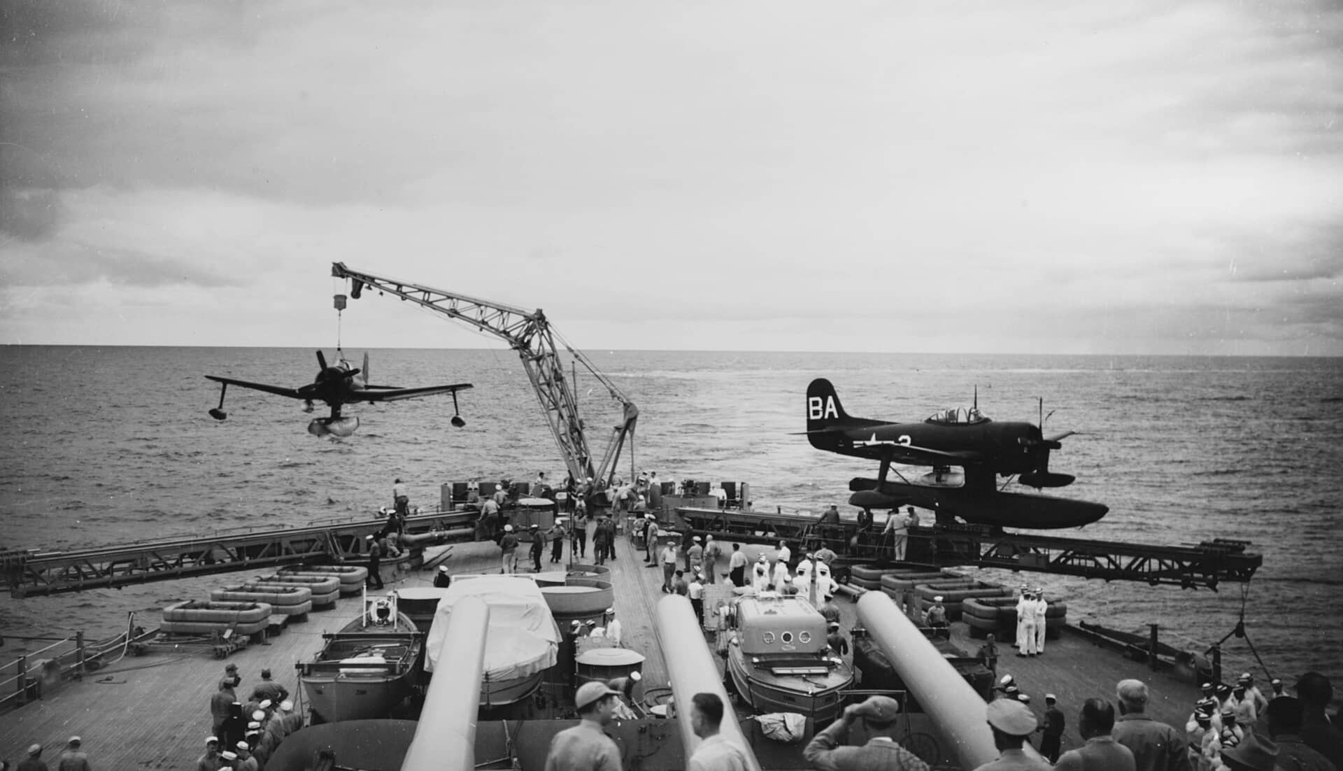 1947年7月,美国加利福尼亚州旧金山外海,美国海军战列舰「爱荷华」号(USS Iowa,BB-61)将一架柯蒂斯SC-1「海鹰」吊装上舰,此刻其右侧弹射器上还停放着另一架SC-1。注:战列舰搭载水上侦察机的传统,美国海军一直延续至1948年2月「密苏里」号完成最后一次战列舰弹射。