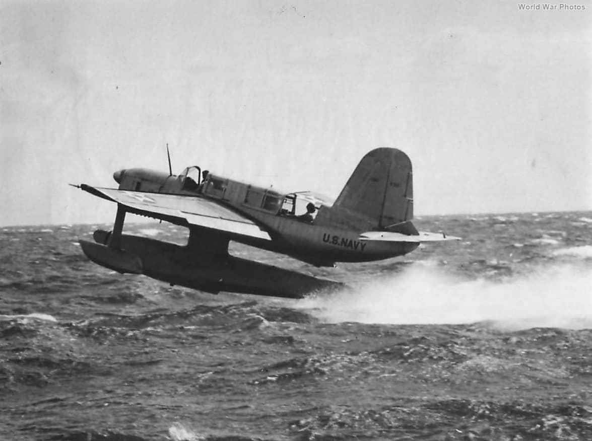 1939年,正在进行恶劣水况滑行测试的柯蒂斯XSO3C-1原型机。