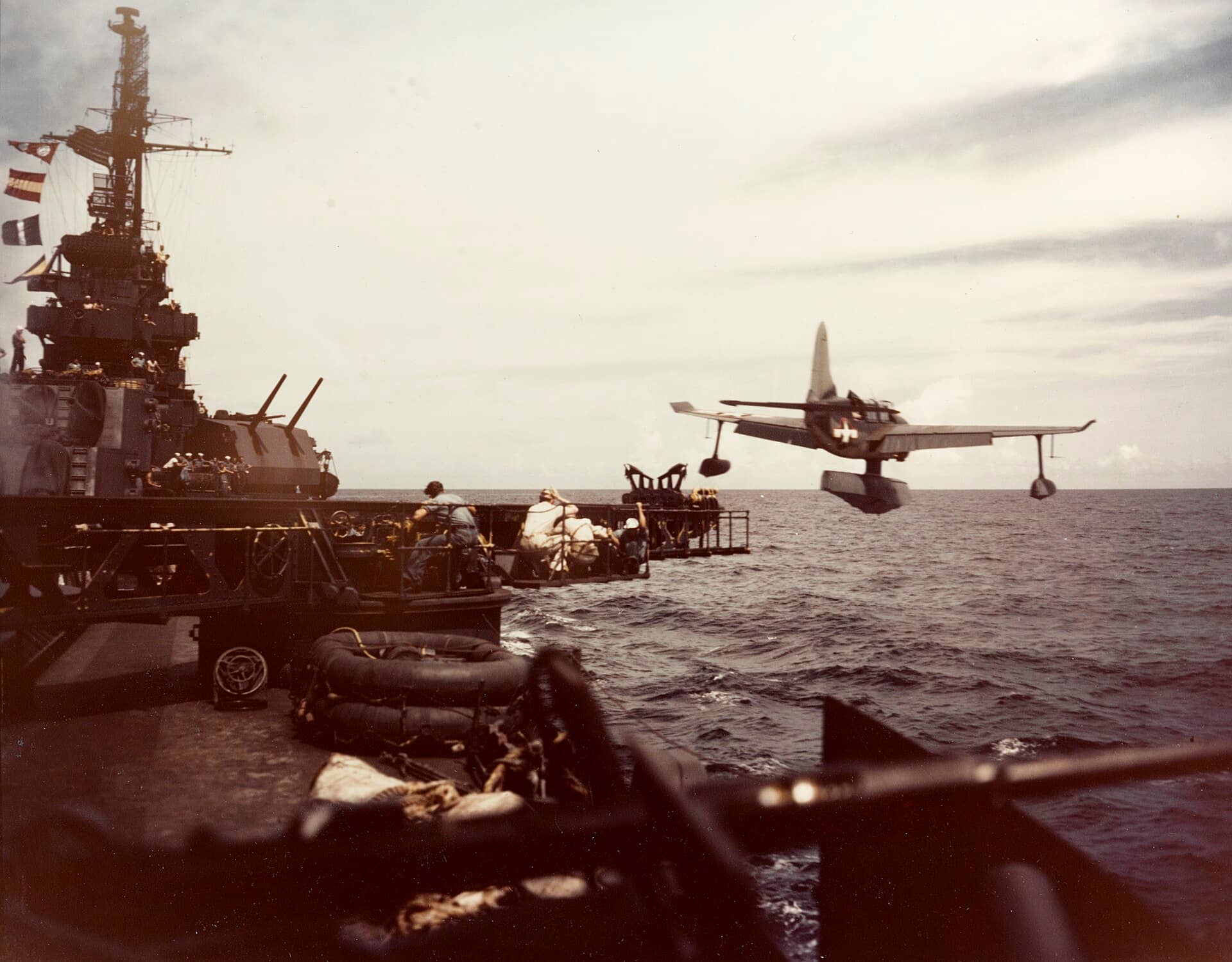 1943年10月,轻巡洋舰「毕洛克西」号(CL-80)弹射柯蒂斯SO3C「海鸥」水上飞机的瞬间,此类弹射是巡洋舰搭载侦察机的主要起飞方式。