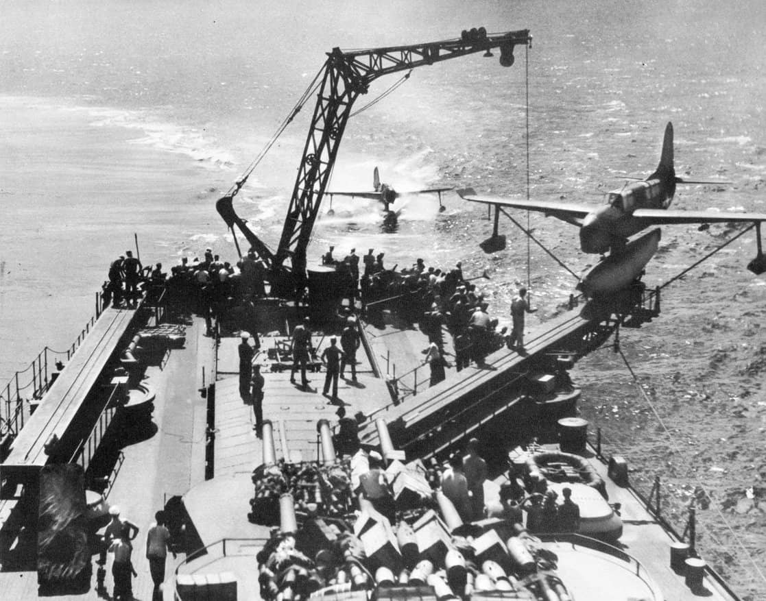1943年,一架SO3C-3「海鸥」完成任务后返回轻巡洋舰「毕洛克西」号(CL-80)旁,等待吊车回收上舰;毕洛克西号是1943年短暂装备SO3C的少数战舰之一。