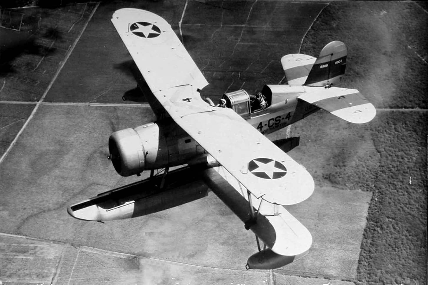 1940年,一架隶属于美国海军第4巡洋舰侦察中队、在夏威夷上空飞行的柯蒂斯SOC-1「海鸥」侦察观测水上飞机(序列号: BuNo 9986)。