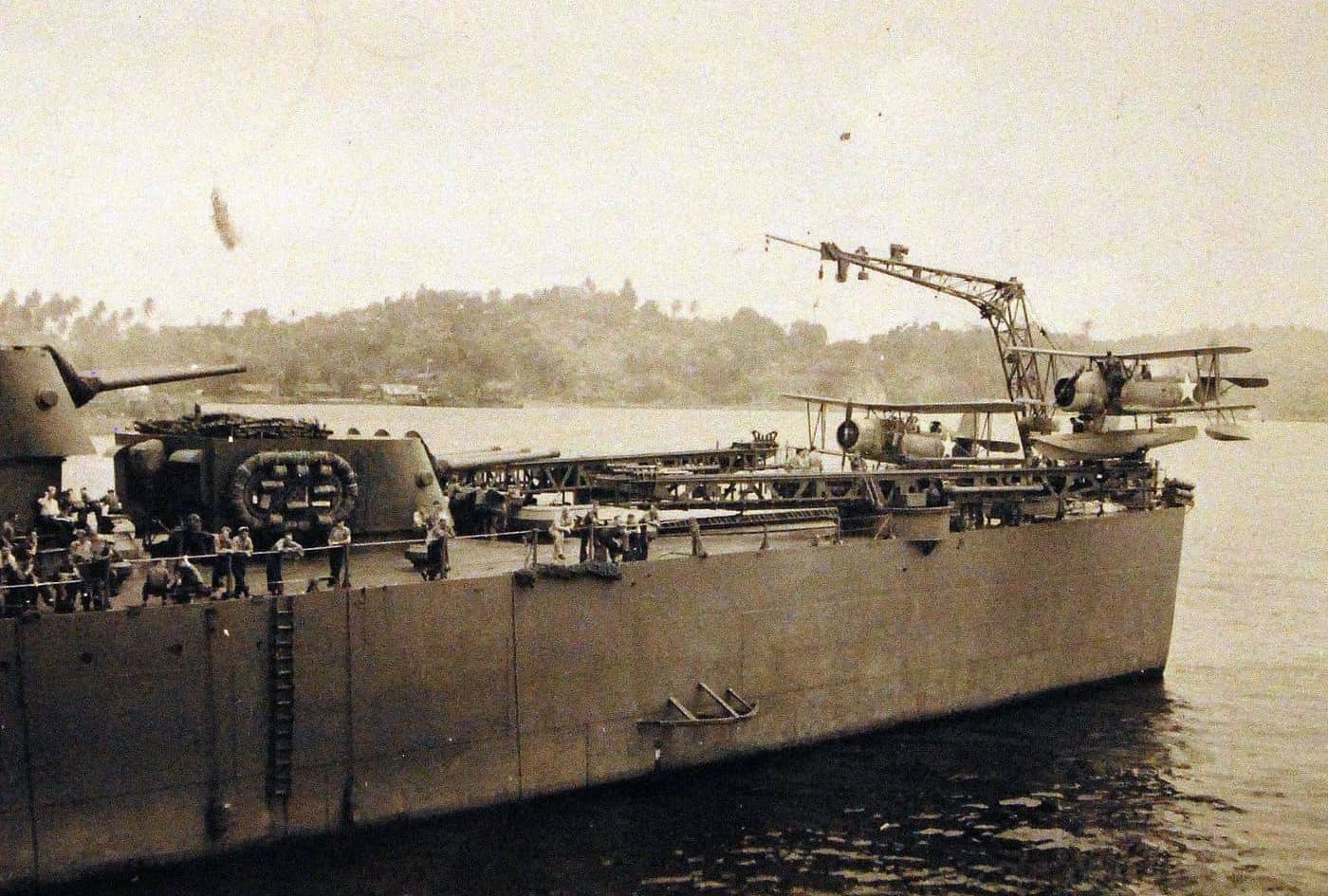 1943年7月,「库拉湾海战」结束后,圣路易斯号轻巡洋舰(CL-49)停泊在所罗门群岛土拉吉港,弹射器上装载着SOC-3「海鸥」。照片摄自在一旁的欧班农号驱逐舰(DD-450)。