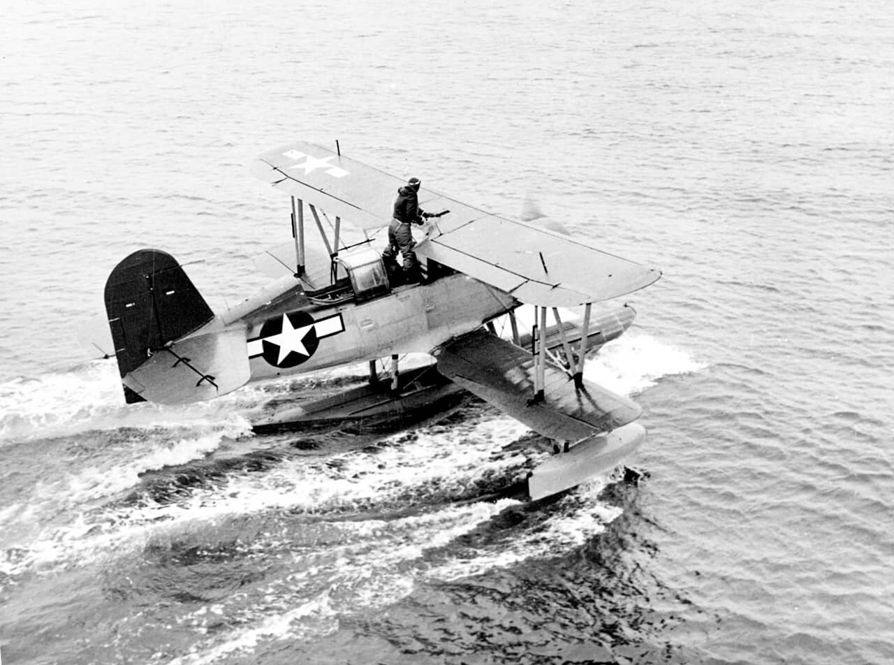1947年1月8日,一架美国海军的柯蒂斯SOC-1「海鸥」侦察观测水上飞机从柯里塔克号水上飞机母舰(USS Currituck,AV-7)上滑行出发,准备在南极海域执行飞行任务。注意机身上方的无线电操作员,他很可能正在固定吊装索具。因为该机刚刚才被吊运至舰侧,准备投入飞行作业。