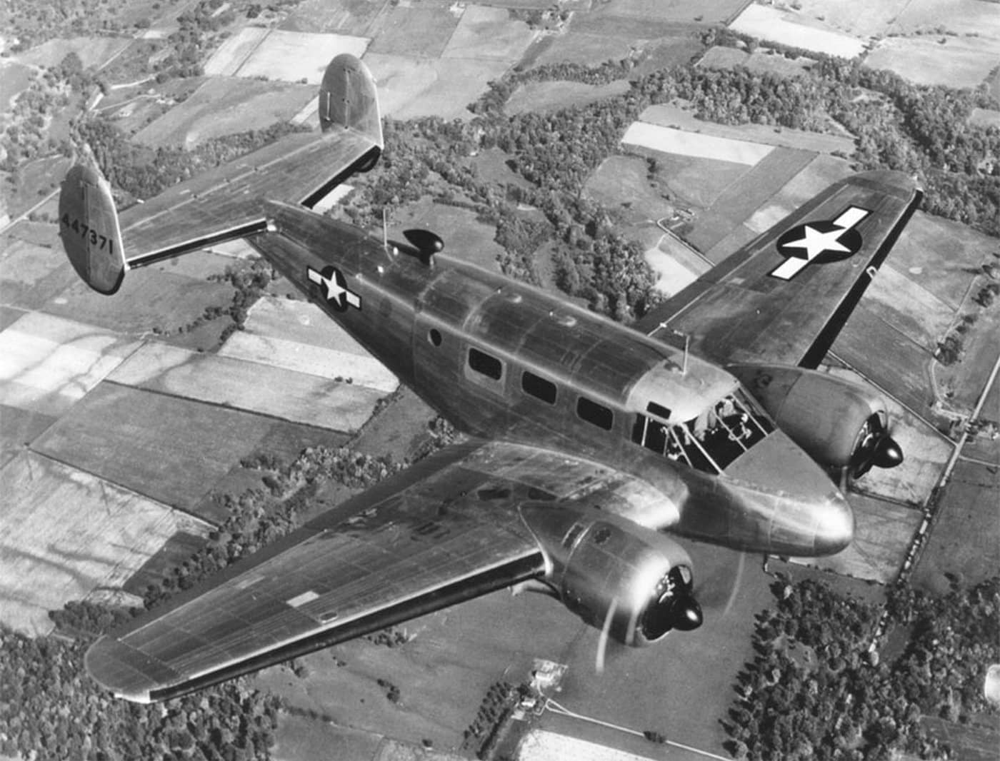 飞行中的比奇 UC-45F「探险家」运输机。注:美国军方在1943年后将「C-45」重新定型为「UC-45」。
