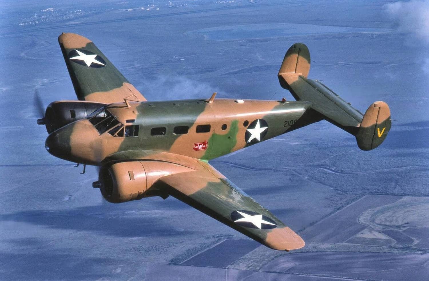 二战美军风格涂装的 比奇 C-45「探险家」运输机。