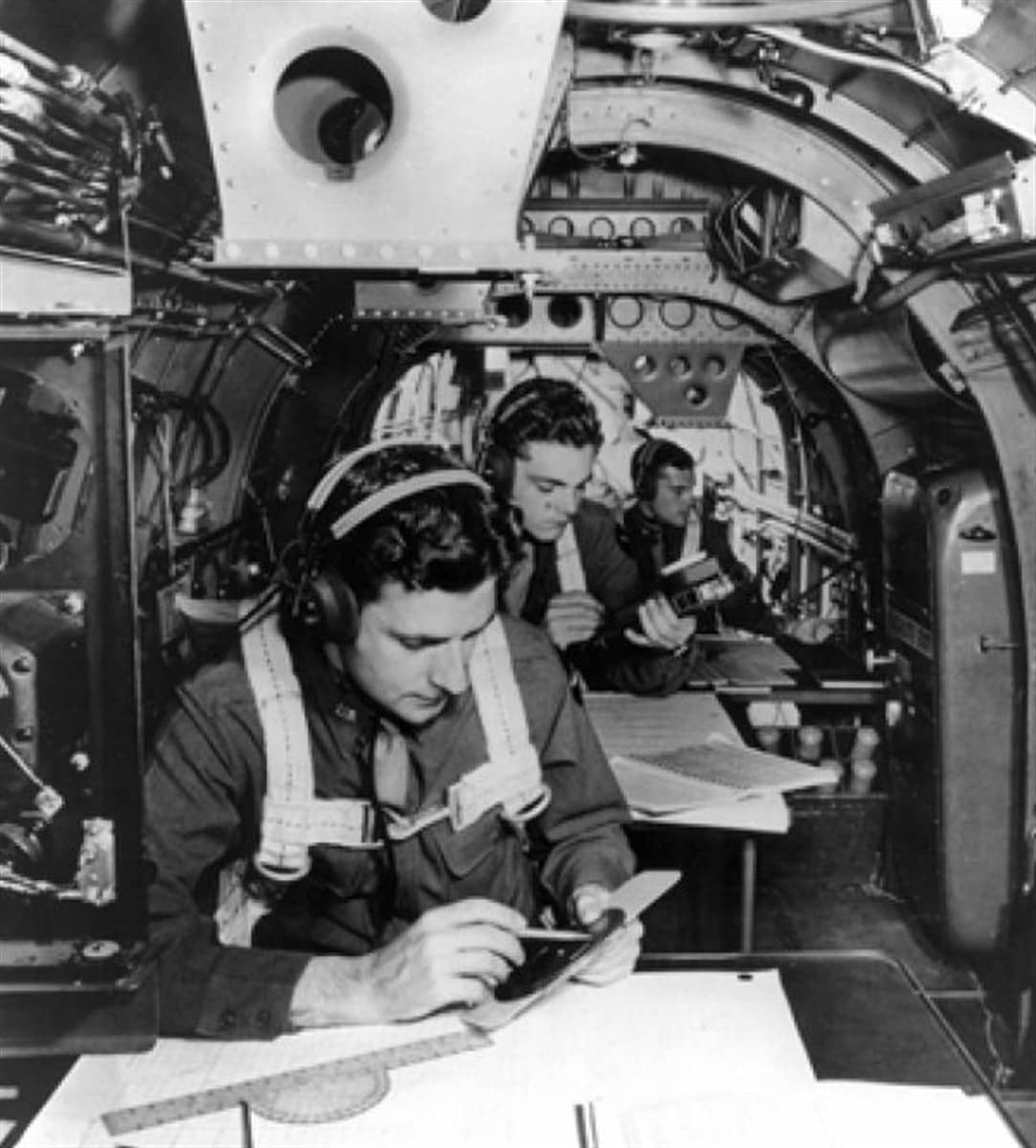 1944年,美国得克萨斯州洪多陆军机场,美国陆军航空队的学员正在一架 AT-11「堪萨斯人」教练机上接受领航训练。