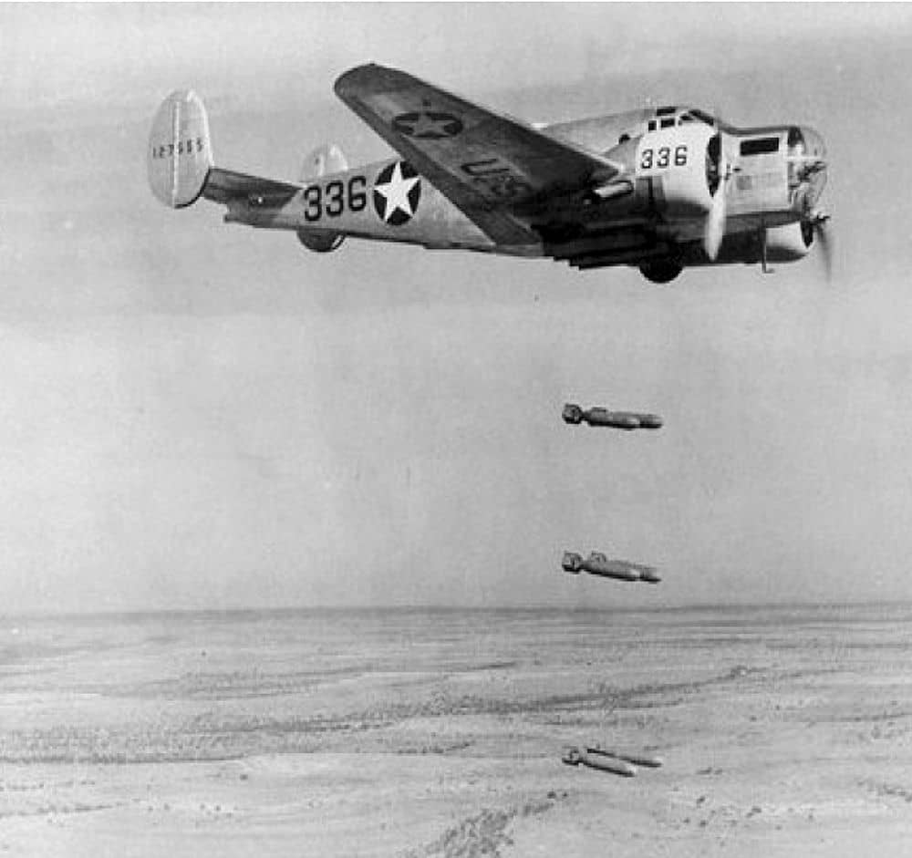 1944年,美国得克萨斯州米德兰陆军机场,一架 AT-11「堪萨斯人」教练机正在进行轰炸瞄准训练,机头可见玻璃化投弹瞄准舱。