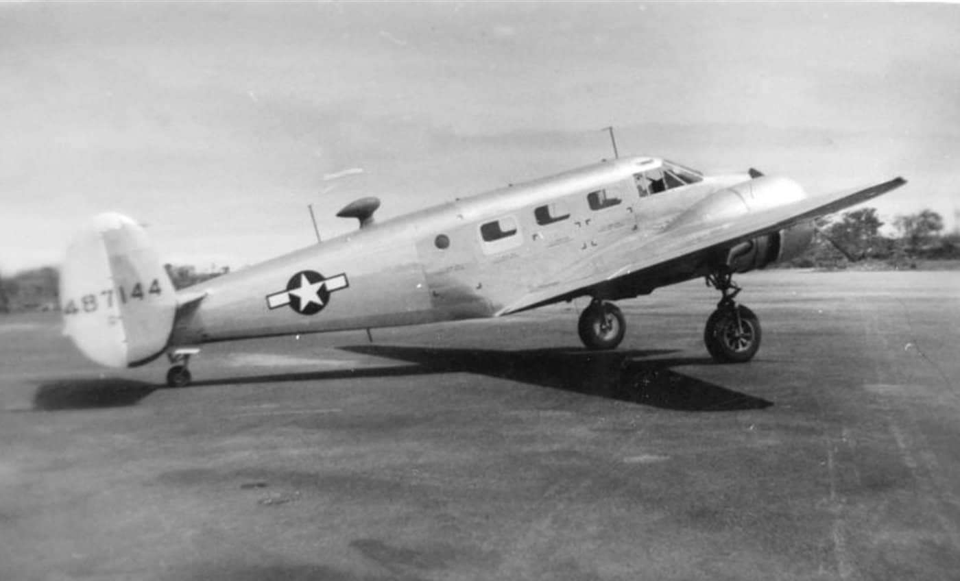 1946年至1947年间,一架 C-45F「探险家」运输机停放在关岛的B-29仪表学校机场。注:C-45 在战后继续承担仪表飞行与运输勤务任务。