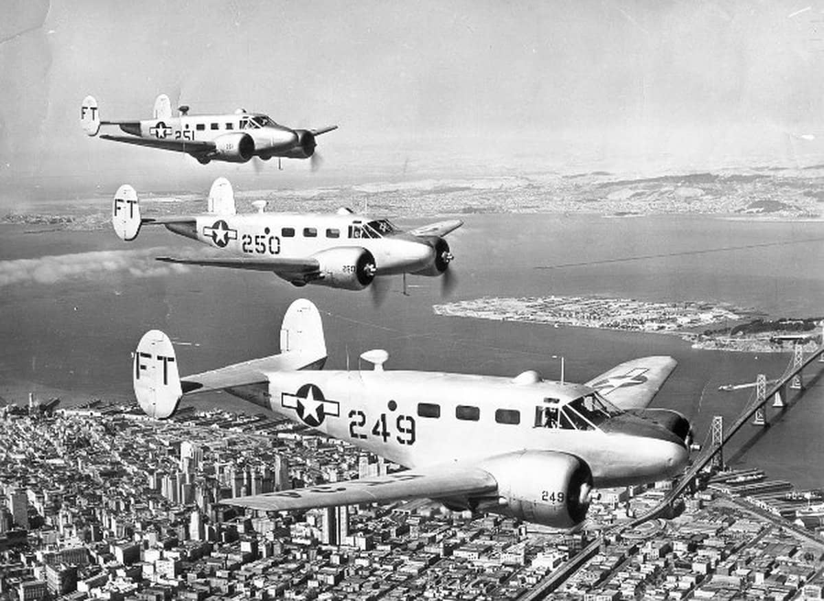 三架从奥克兰海军航空站(NAS Oakland)起飞的 SNB-2C「领航员」教练机飞越城市上空。