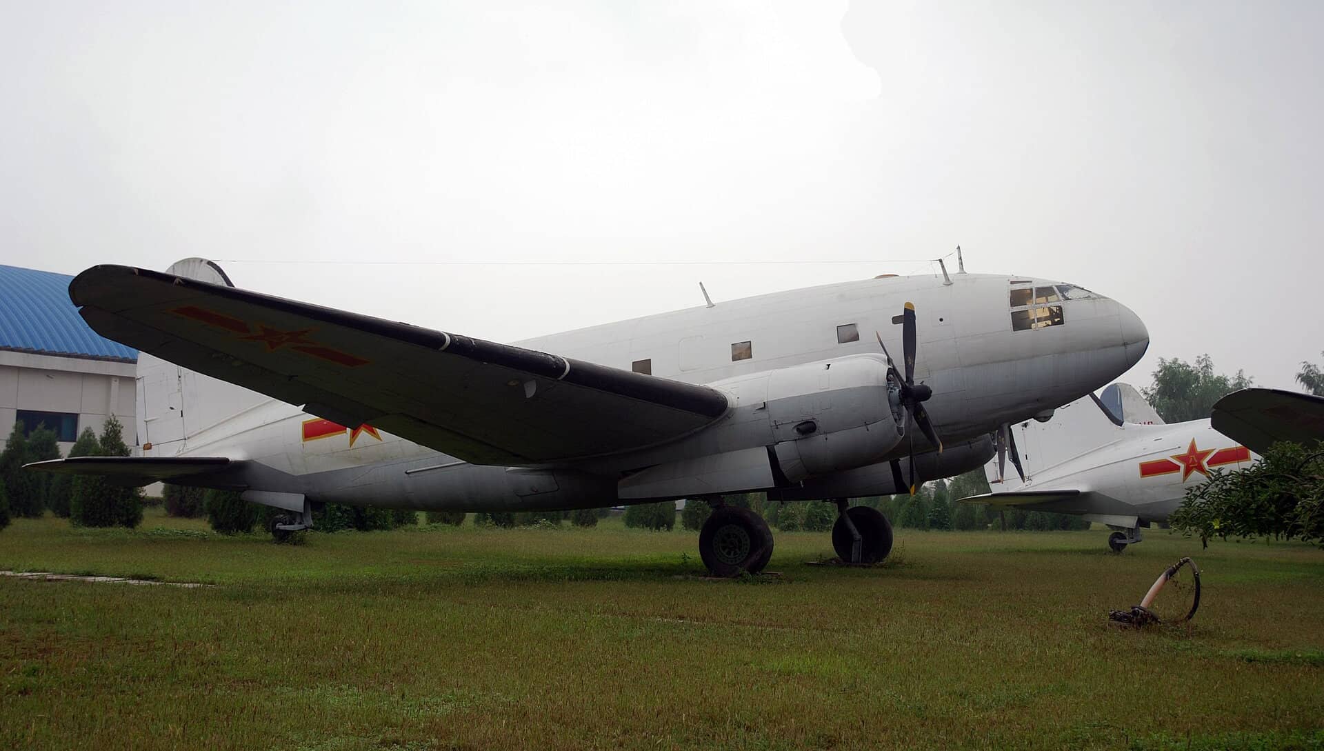 北京中国航空博物馆展出的C-46「突击队员」运输机,机尾保留红色「八一」机徽。国共内战期间人民解放军缴获多架国民党空军 C-46 并继续使用多年。