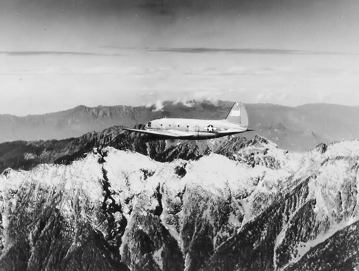 「驼峰航线」期间,一架银色涂装的陆军航空队C-46「突击队员」运输机穿越喜马拉雅山东麓的雪峰之间飞行。该航线自1942年开辟后向中国战场运送援华物资,C-46 凭借大载量成为1944年后该航线的主力机型。