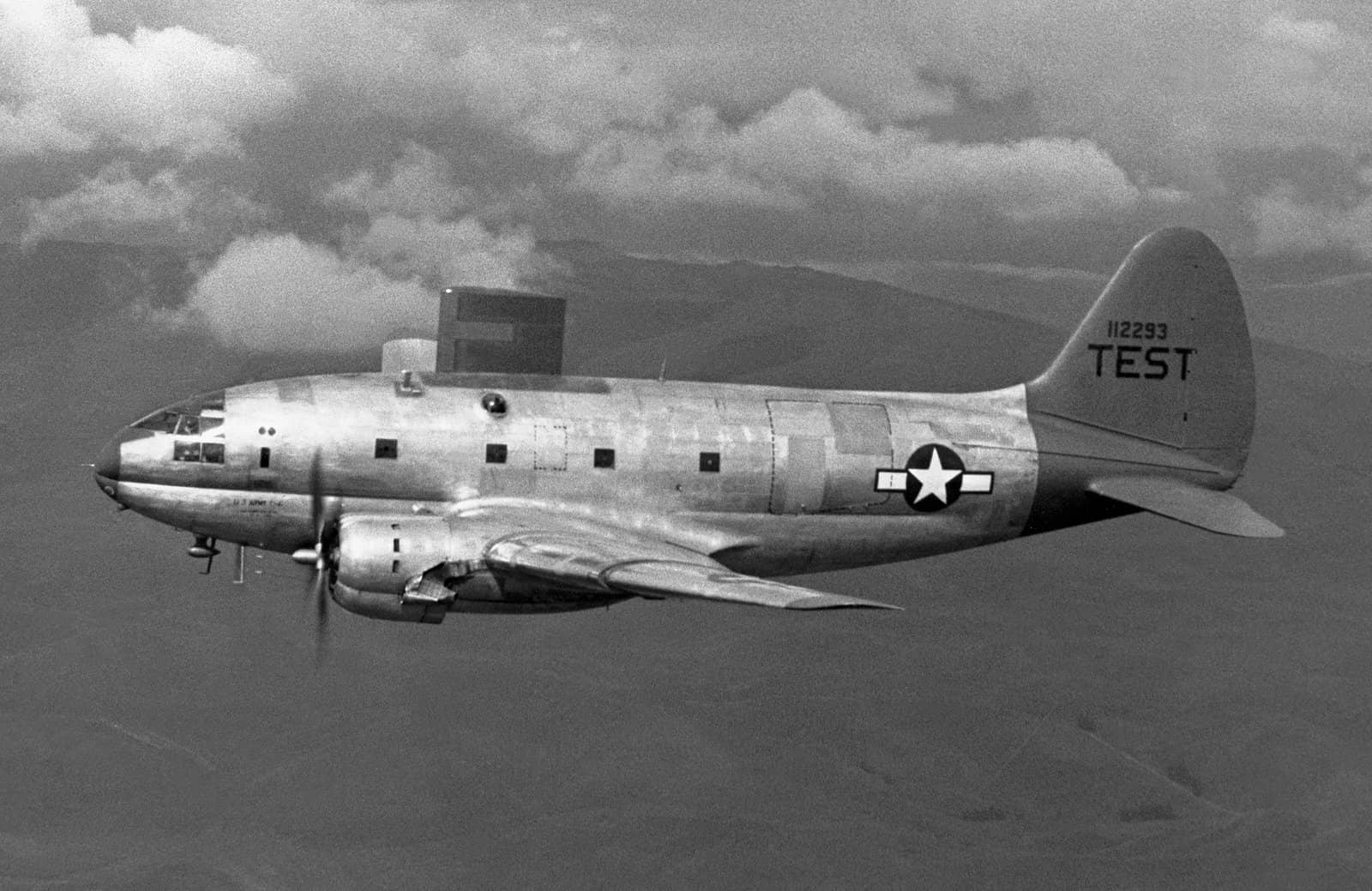 1946年3月22日,NACA(NASA的前身)使用C-46A「突击队员」运输机进行除冰技术研究(机上配备了用于除冰研究的专用设备)。