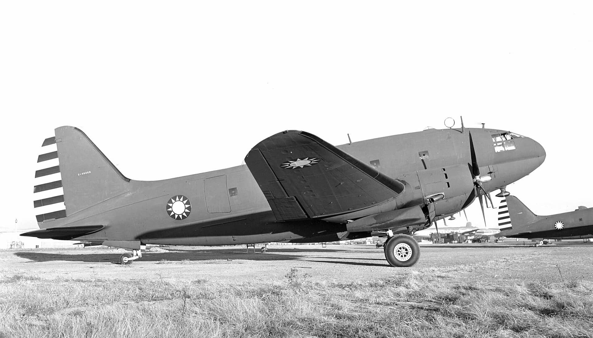1948年8月,在加利福尼亚州奥克兰市,一架经由泛洋航空(Transocean Airlines)完成大修与重新喷漆后的C-46「突击队员」运输机。这是通过空运交付给中华民国政府的157架C-46飞机之一。