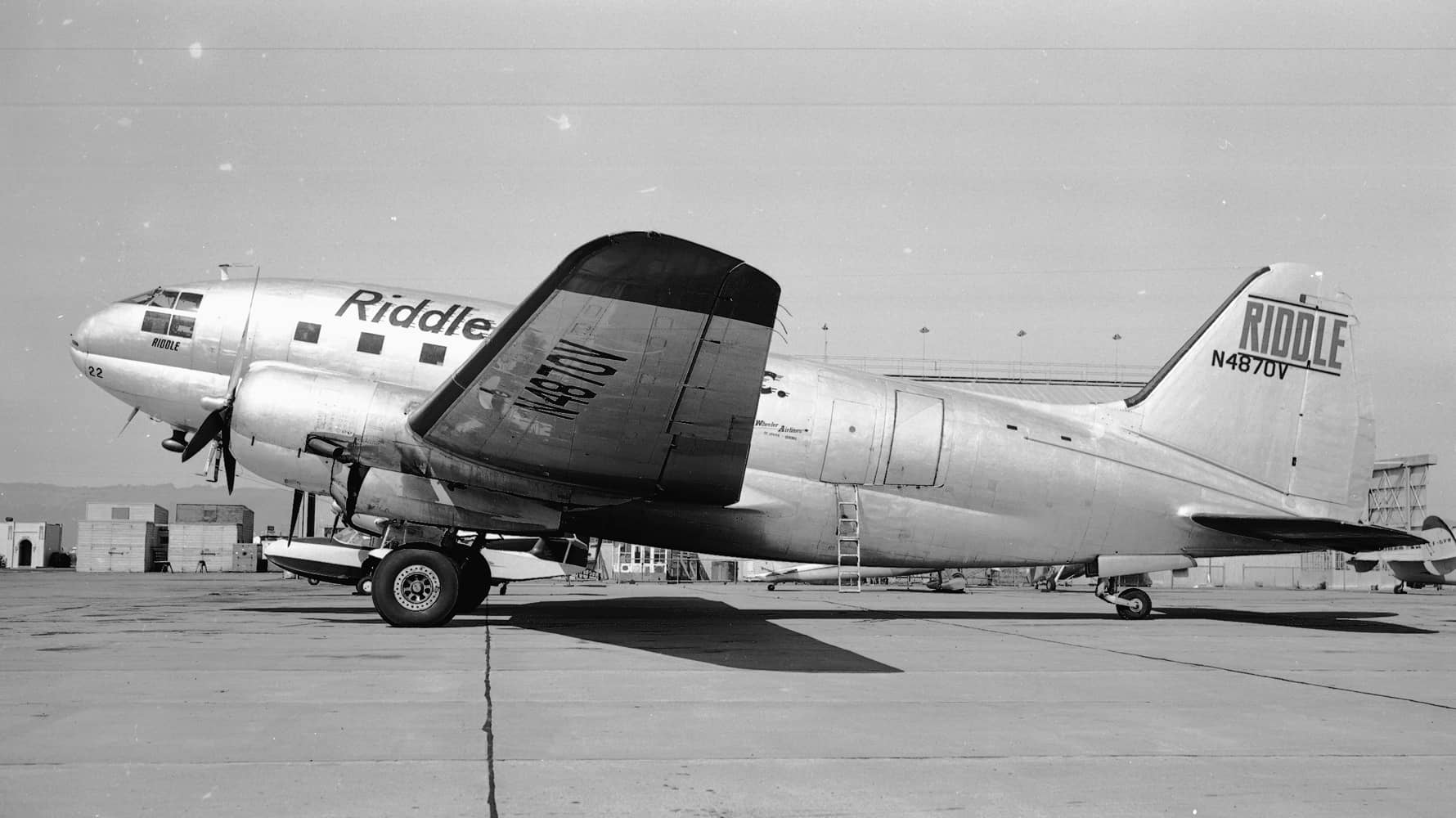 1955年8月,以奥克兰为基地的里德尔航空(Riddle Airlines)所属的一架柯蒂斯C-46「突击队员」运输机改装而成的客货机(民用编号:N4870V)。注:里德尔航空当时拥有数十架C-46运输机,并主导开发了一种改装方案(即C-46R),旨在使这些飞机达到定期客运航班的标准。