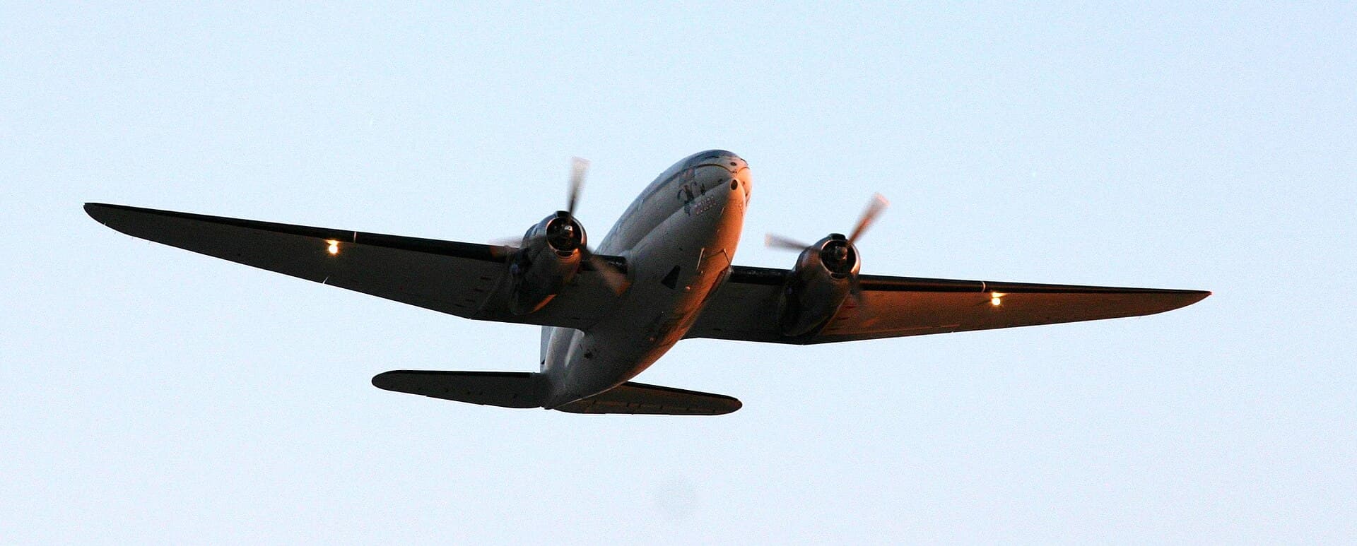 战后 C-46 大量转为民用货运,一架涂装Evert Air货运色标的C-46正离场爬升。凭借大载货量与短距起降能力,C-46 在阿拉斯加等偏远地区服役至20世纪末。