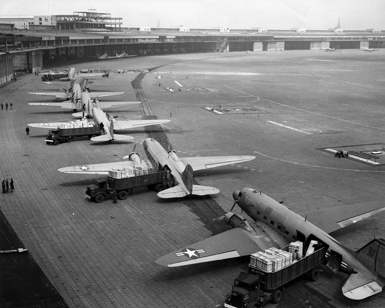 1948年,「柏林空运」期间,美国海军的道格拉斯R4D与美国空军的C-47运输机正在滕珀尔霍夫机场卸货。其中第一架飞机为C-47A-90-DL型(序列号 43-15672)。注:R4D即美国海军版的C-47。