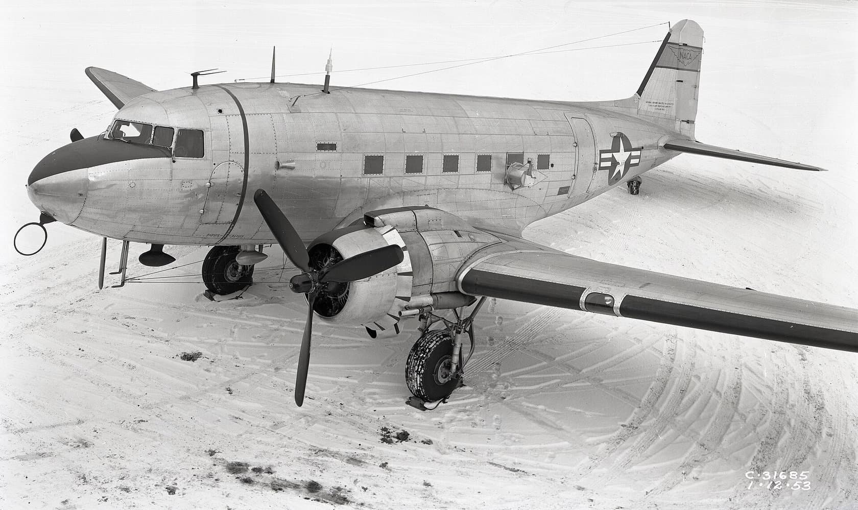 1953年1月12日,一架停在户外雪地上的道格拉斯 R4D-6「空中列车」运输机,该机归属于美国国家航空咨询委员会(NACA)。注:1946年秋,NACA下属的刘易斯飞行推进实验室购入了两架 R4D-6,在承担通用运输任务的同时,也用于辅助研究飞行结冰的科研项目。