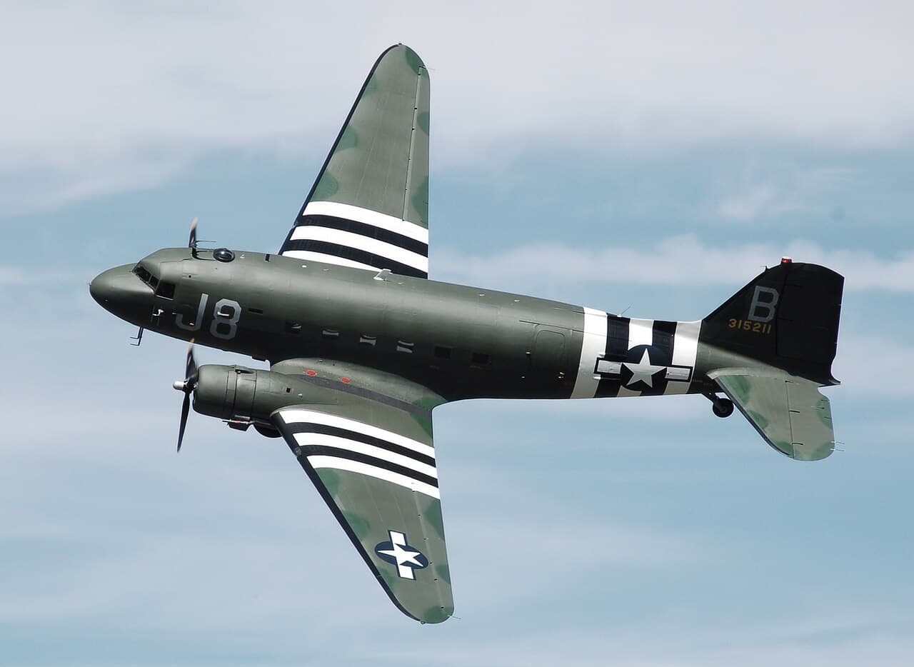 一架曾隶属于「飞翼冒险」(Wings Venture)组织的前美国空军C-47A「空中列车」运输机(民用注册号:N1944A)在英国格洛斯特郡肯布尔的科茨沃尔德航空展(Cotswold Air Show)上展出。该机目前由位于美国佛罗里达州波尔克城的「飞行幻想」(Fantasy of Flight)博物馆收藏。其曾用的军用注册编号为「315211/B/J8」,制造序列号为「19677」。机身绘有美国空军标识以及黑白相间「入侵条纹」。注:黑白相间「入侵条纹」涂装是「霸王行动」期间盟军飞机用于空降与登陆识别的重要标记。