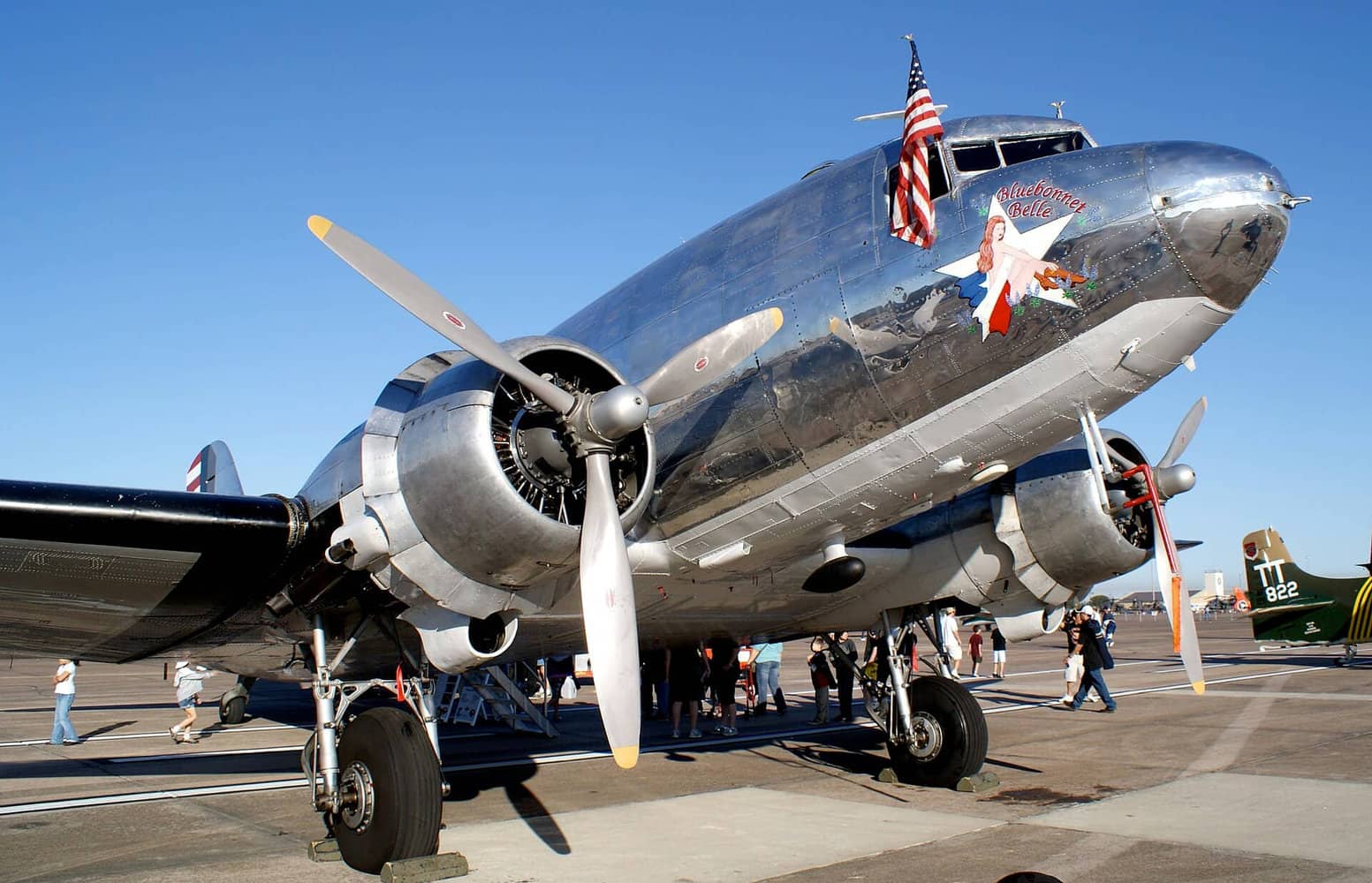 现隶属于「纪念空军」(Commemorative Air Force)组织旗下「高地湖中队」(Highland Lakes Squadron)的一架C-47B「空中列车」运输机(序列号:43-49942),其驻地位于美国德克萨斯州的伯内特机场。注:该机制造于1944年。