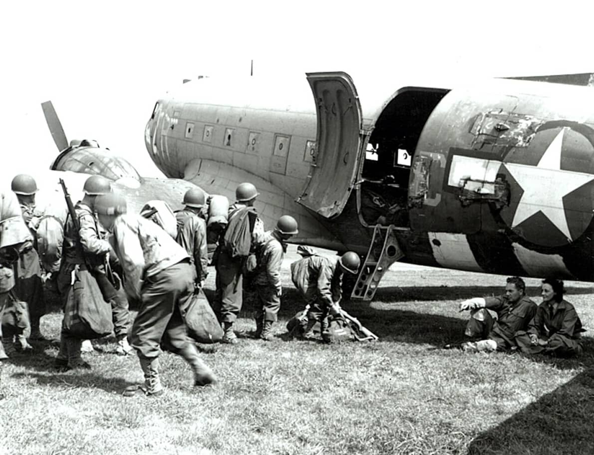 1944年6月5日,「诺曼底登陆」(D-Day)前夕,美军第82空降师的伞兵们正准备登上一架隶属于第50运输中队的C-47「空中列车」运输机。